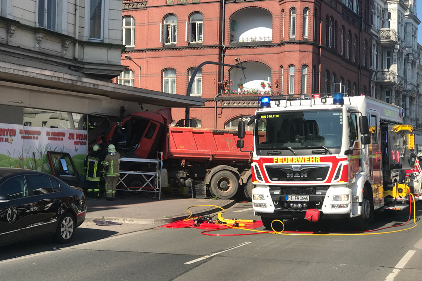 Nachrichten Minden - Schwerer Verkehrsunfall mit zwei LKWs - HALLO LÜBBECKE