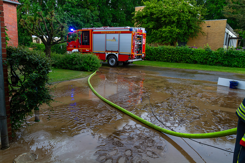 Die Freiwillige Feuerwehr Porta Westfalica wurde am Pfingssonntag zu Einsätzen in Folge von Starkregen alarmiert. In Hausberge waren zwei Keller betroffen, zu einer massiven Überflutung kam es an den Ravensberger Str. / Allerbrink. 